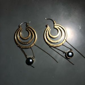 Hoop earrings with black pearls